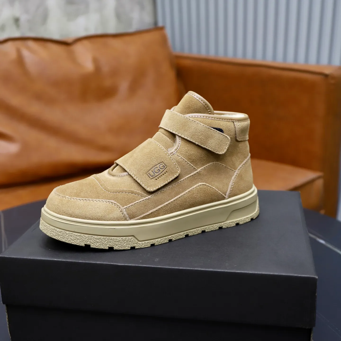 Ex-factory price: 600💰Thick wool imported from Australia Brand: UGG genuine purchase Size: 39-44 Grade: Official website 1:1 Material: First layer of genuine leather waterproof and antifreeze upper Real wool lining Original non-slip soft wear-resistant outsole Style category: Men's casual shoes Trendy style Comfortable on the feet Color: Official website color synchronization